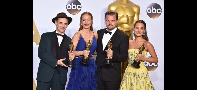 oscar winners holding trophies